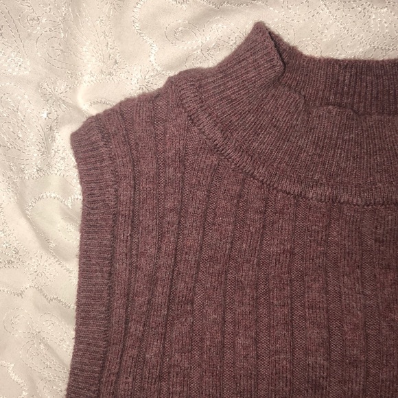 Burgundy tank top from garage (very stretchy) - Picture 4 of 4
